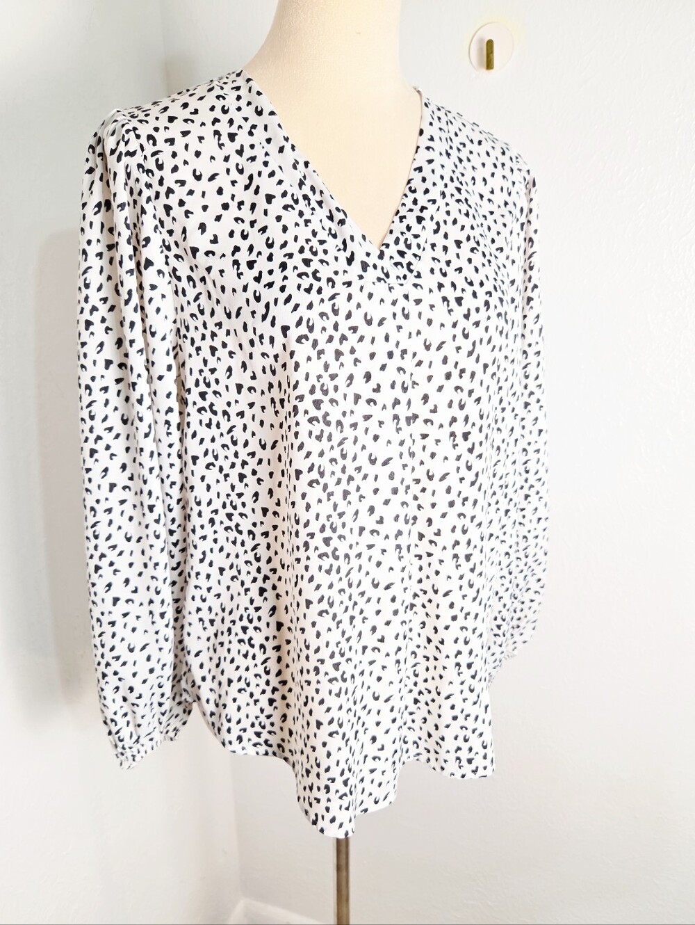 White & Black Dotted V-Neck Long Wide Sleeve Top, Size Medium - Picture 3 of 9